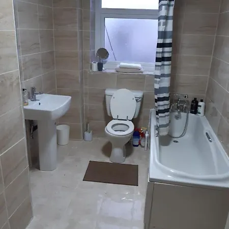 2 Bed Mid Terrace - Close To City