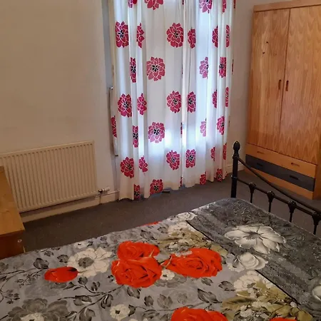 2 Bed Mid Terrace - Close To City *
