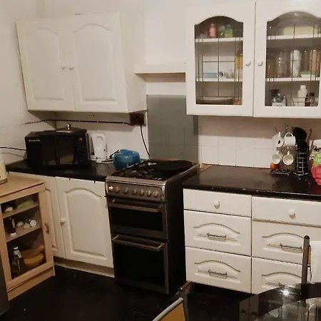 2 Bed Mid Terrace - Close To City 公寓