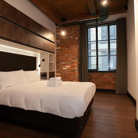 Апартаменты Stunning Warehouse Conversion In The City Centre Манчестер