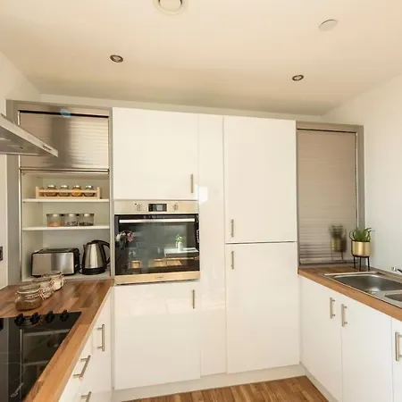 Bright Modern 2br Apt In Media City By Guestready *
