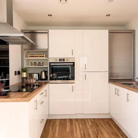 Bright Modern 2br Apt In Media City By Guestready *