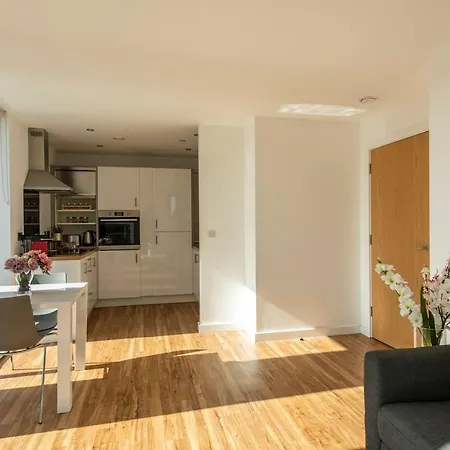 Bright Modern 2br Apt In Media City By Guestready