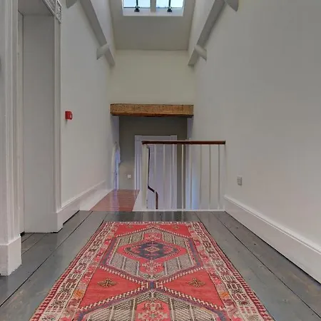 Manchesters Ultimate House - Hot Tub - Sleeps 23! Μάντσεστερ