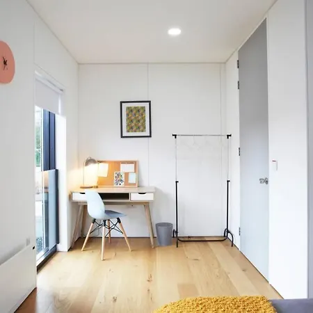 Premium Listing - Stylish Modern In City Centre With Parking Vakantiehuis