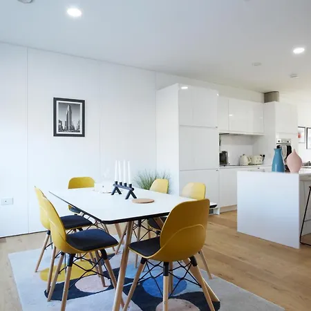 Premium Listing - Stylish Modern In City Centre With Parking Vakantiehuis