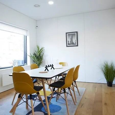 Premium Listing - Stylish Modern In City Centre With Parking Vakantiehuis *