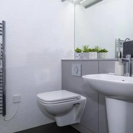 Premium Listing - Stylish Modern In City Centre With Parking