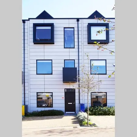 Premium Listing - Stylish Modern In City Centre With Parking Semesterbostad