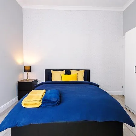 3 Bedroom House Salford Hosted By Mcr Dens