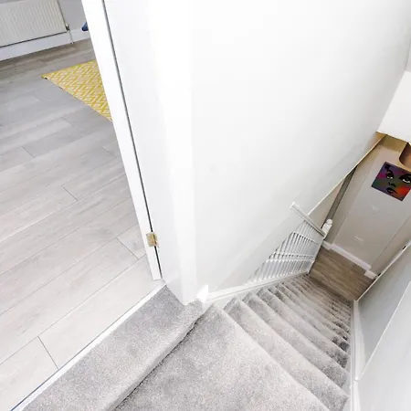 3 Bedroom House Salford Hosted By Mcr Dens * Манчестер