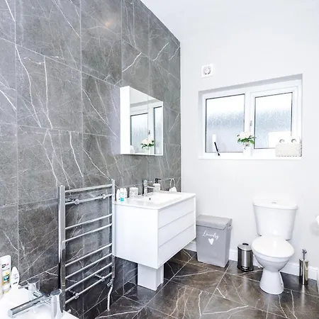 Дом отдыха 3 Bedroom House Salford Hosted By Mcr Dens Манчестер