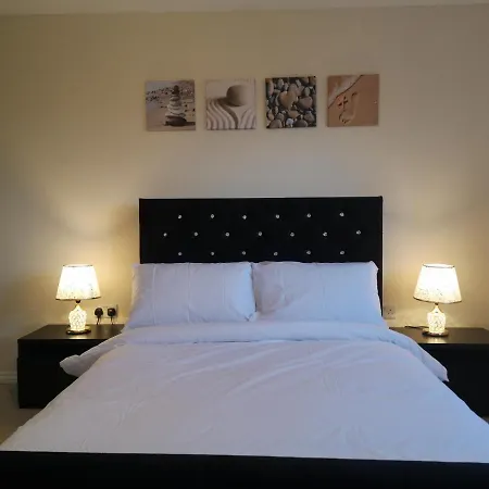 Nightingale Gardens - 4 Bed Detached House - Apartment Manchester