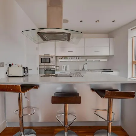 Apartment Cool 2br Apt With Balcony Central Manchester! *