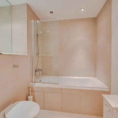 Apartment Cool 2br Apt With Balcony Central Manchester! *