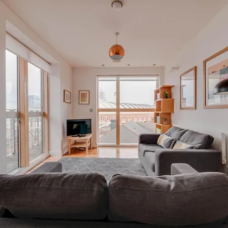 Cool 2br Apt With Balcony Central Manchester!