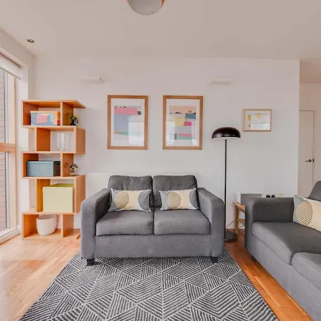 Cool 2br Apt With Balcony Central Manchester!