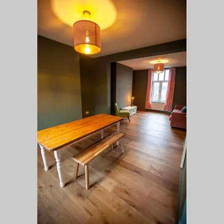Tasteful 5 Bedroom House Close To City Centre Manchester