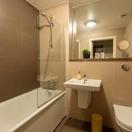 Modern 2br Flat In Central By Guestready Манчестер