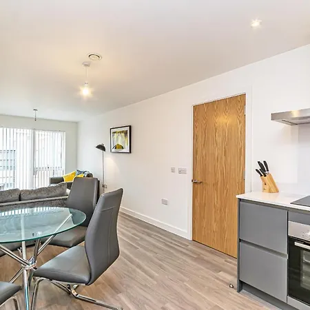 Apartment Halo House *