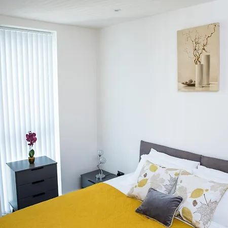 Modern 2br Flat In Media City, Sleeps 5 By Guestready *