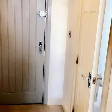 Private Sleeps Upto 4 Guests דירה *