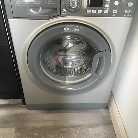 דירה Private Sleeps Upto 4 Guests *