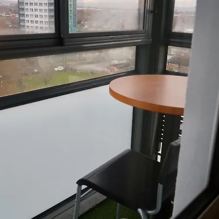 Fantastic 2 Bed Apt Close To The Arena Sleeps 6 Apartment
