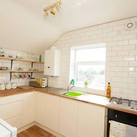 A Great Bright & Clean 2 Bd Apt. 10mins Into City! Apartment