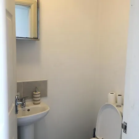 Private Sleeps Upto 4 Guests דירה
