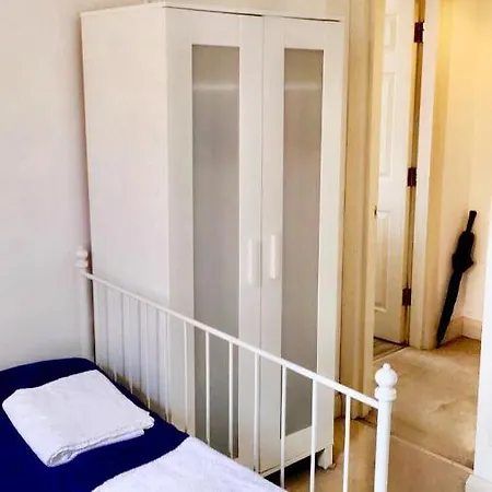Private Sleeps Upto 4 Guests דירה *