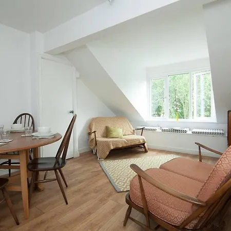 Apartment A Great Bright & Clean 2 Bd Apt. 10mins Into City! *