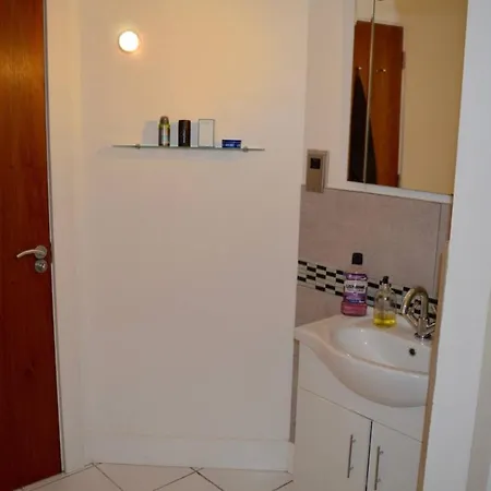 Апартаменты Modern 1 Bedroom Flat Near Centre Манчестер