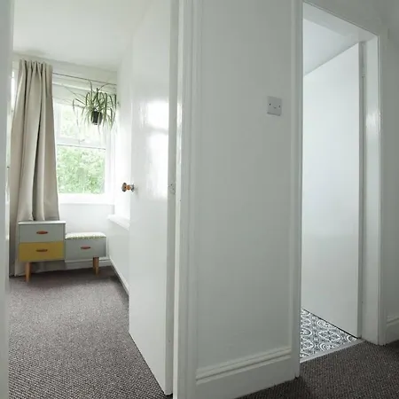 Apartment A Great Bright & Clean 2 Bd Apt. 10mins Into City!