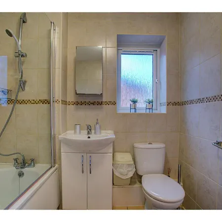 2nd Floor Apt For 5, Stones Throw From City Centre *