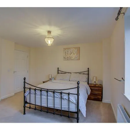 2nd Floor Apt For 5, Stones Throw From City Centre Apartment
