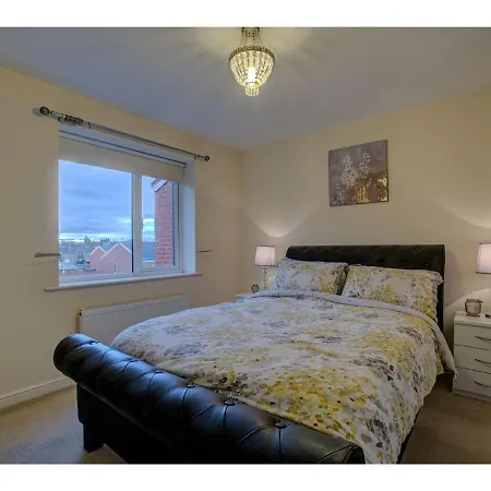 Apartment 2nd Floor Apt For 5, Stones Throw From City Centre *