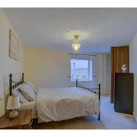 Apartment 2nd Floor Apt For 5, Stones Throw From City Centre Manchester