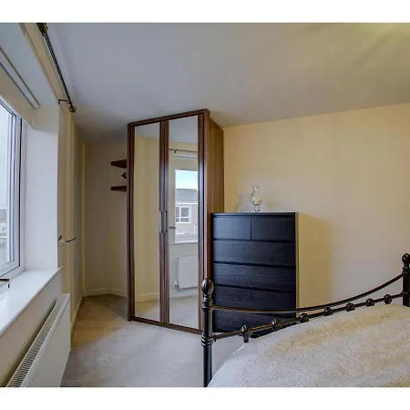 Apartment 2nd Floor Apt For 5, Stones Throw From City Centre Manchester