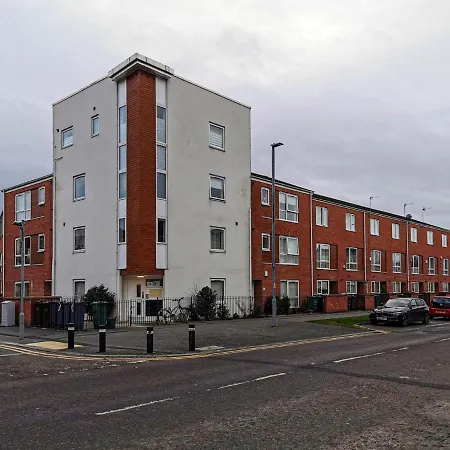 Apartment 2nd Floor Apt For 5, Stones Throw From City Centre Manchester