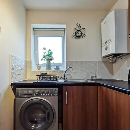 2nd Floor Apt For 5, Stones Throw From City Centre Apartment *
