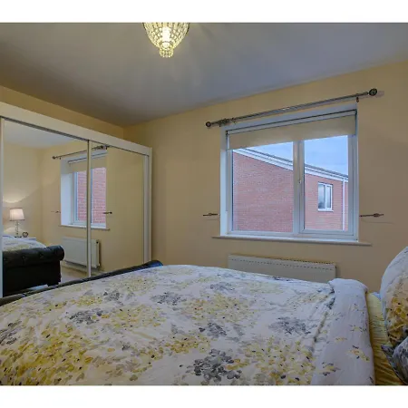 Apartment 2nd Floor Apt For 5, Stones Throw From City Centre