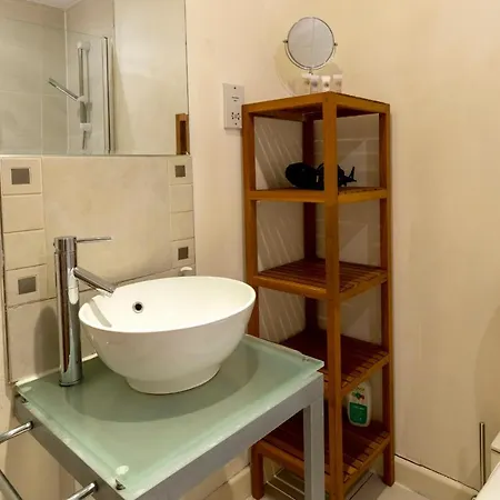 Spacious 2bdr Apt In Central By Guestready *
