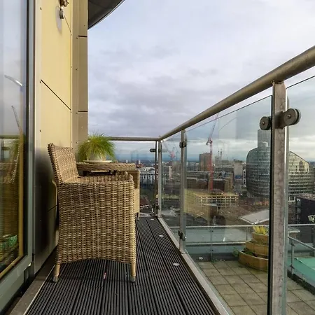 Immaculate Fantastic Central For 4 With Large Open Space Overlooking * Манчестер