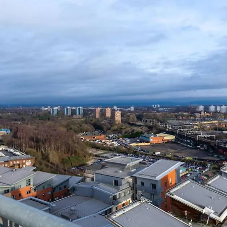 Immaculate Fantastic Central For 4 With Large Open Space Overlooking *