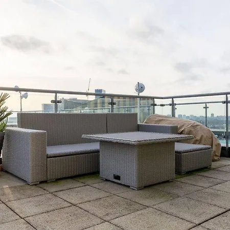 Immaculate Fantastic Central For 4 With Large Open Space Overlooking Апартаменты *