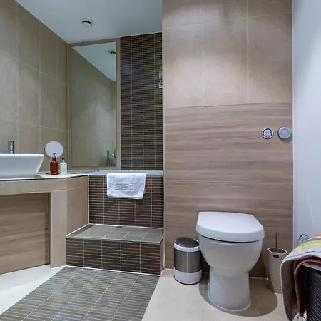 Апартаменты Immaculate Fantastic Central For 4 With Large Open Space Overlooking *