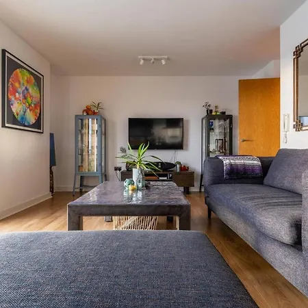 Immaculate Fantastic Central For 4 With Large Open Space Overlooking * Манчестер