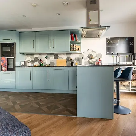 Immaculate Fantastic Central For 4 With Large Open Space Overlooking *