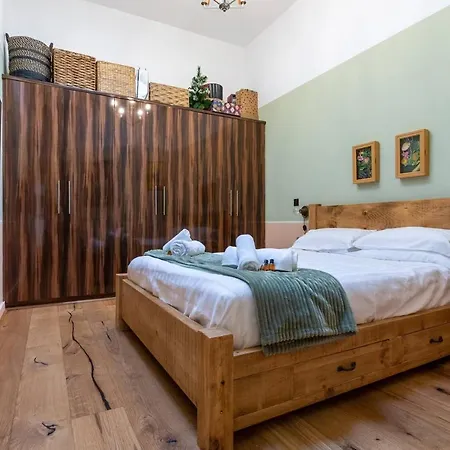 Immaculate Fantastic Central For 4 With Large Open Space Overlooking * Манчестер